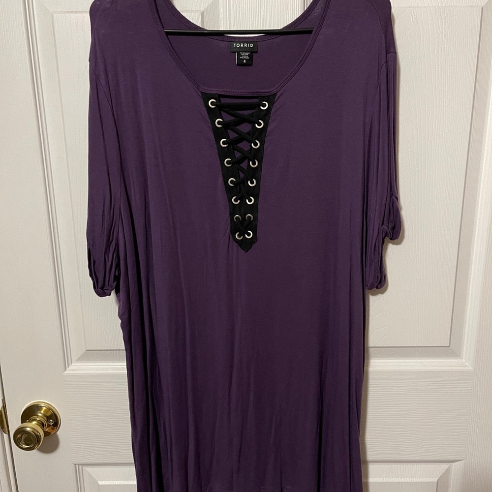 Torrid 4 lace-up V-neck tee